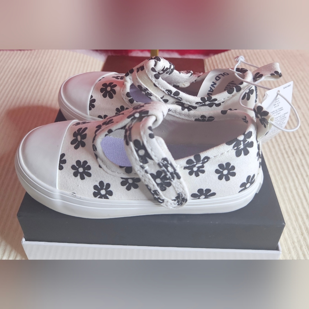 NWT Old Navy Kids Floral Loafers Size US 5
